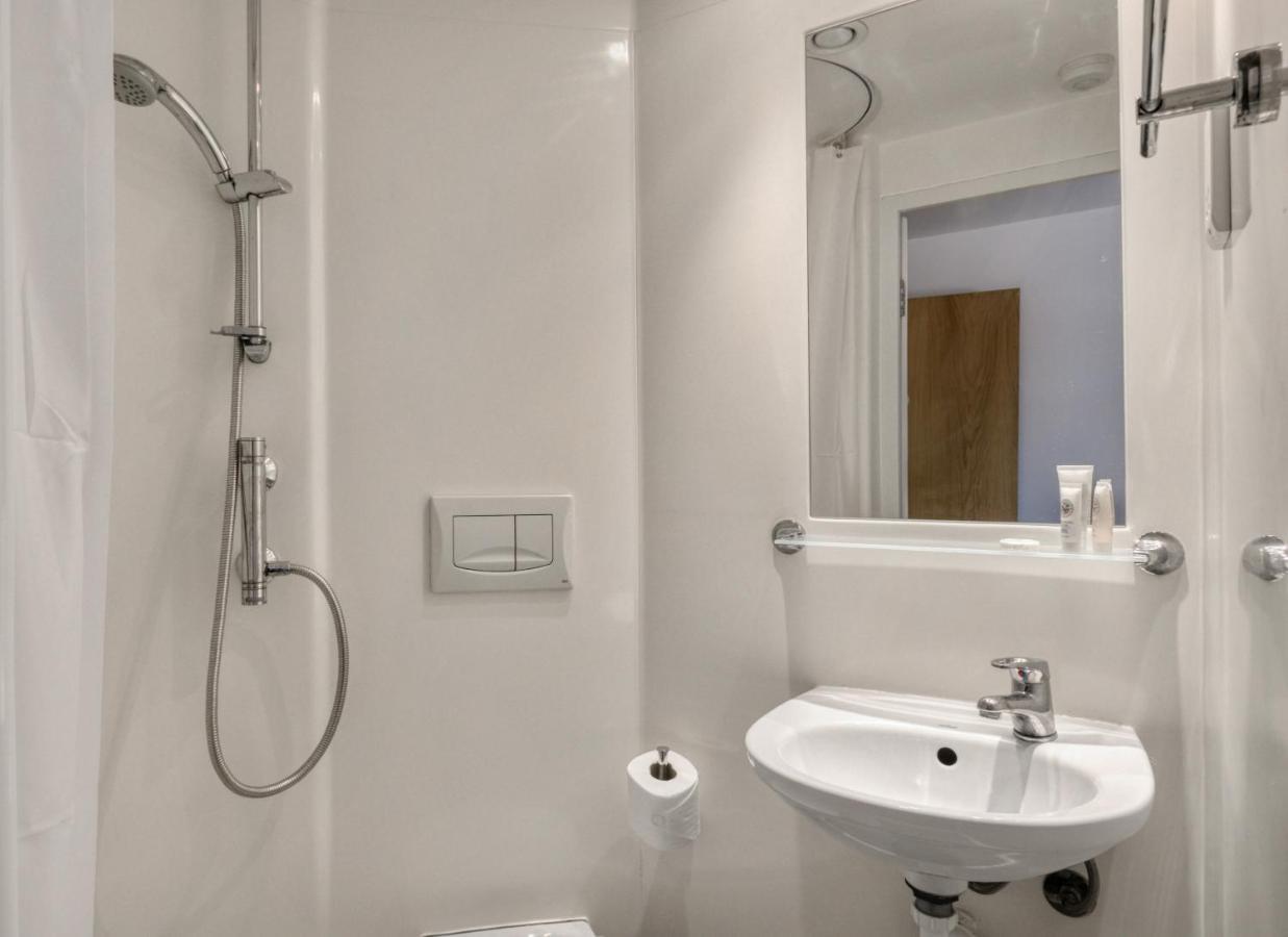 لوتون Bright & Central Room In Luton, Sleeps 2 المظهر الخارجي الصورة